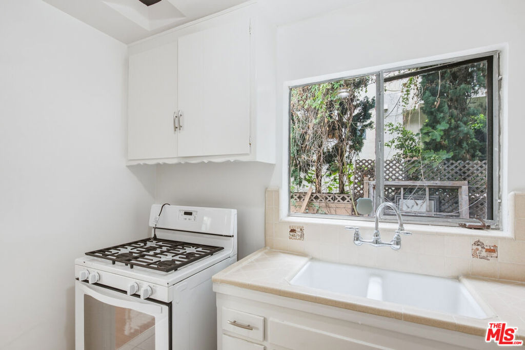 1058 S Wooster Street - Photo 12