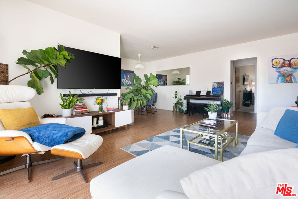 1233 N Laurel Avenue - Photo 1