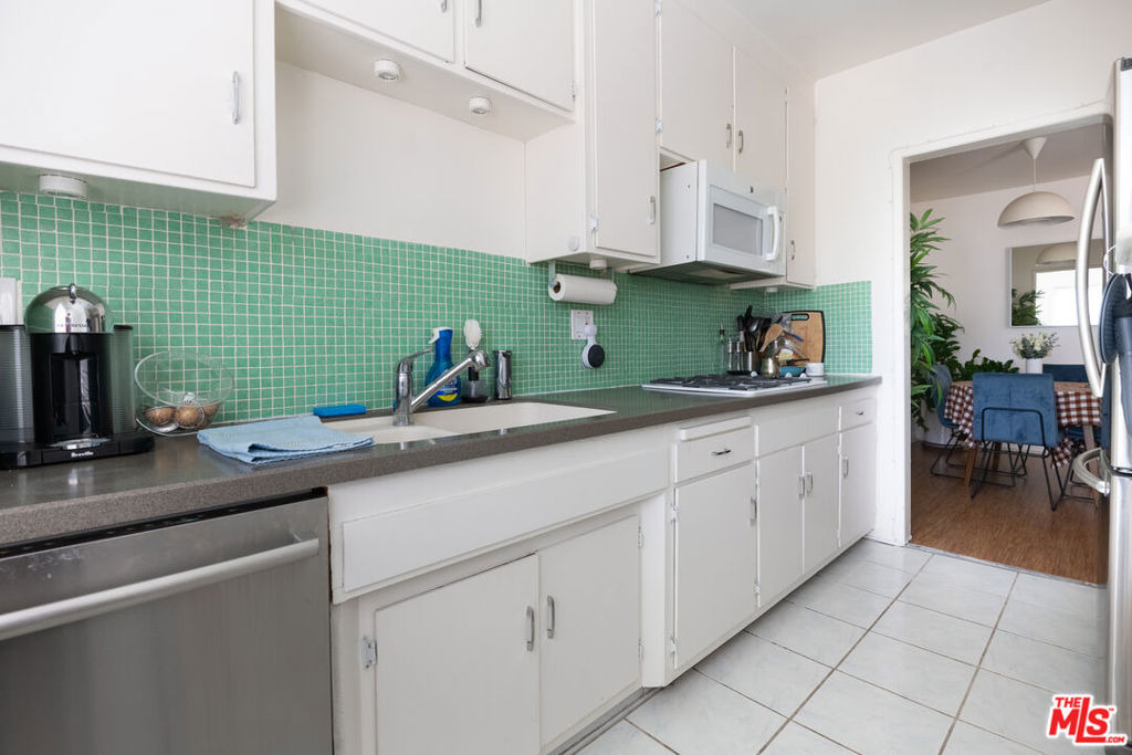 1233 N Laurel Avenue - Photo 6