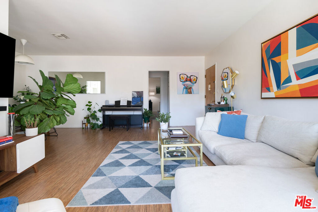 1233 N Laurel Avenue - Photo 9