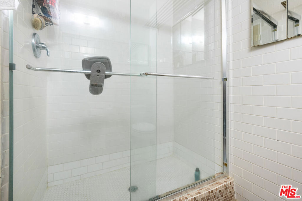 1233 N Laurel Avenue - Photo 16