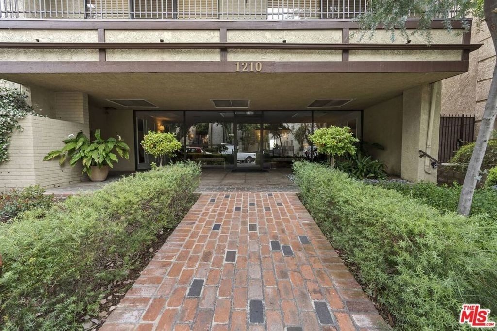 1210 N Kings Road - Photo 40