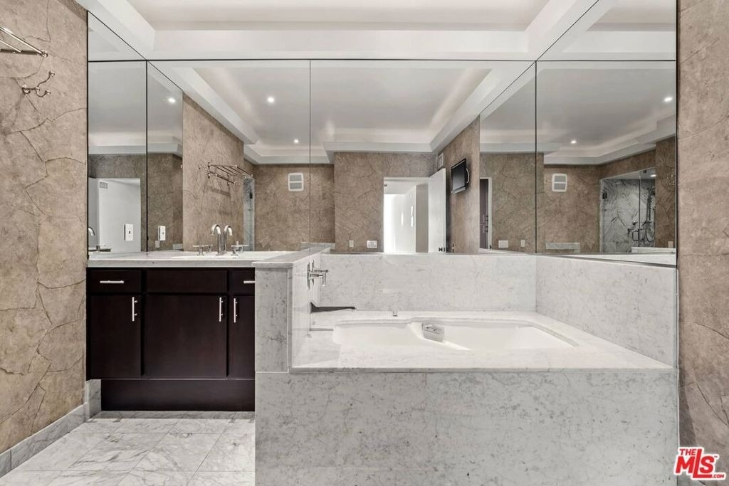 1210 N Kings Road - Photo 32