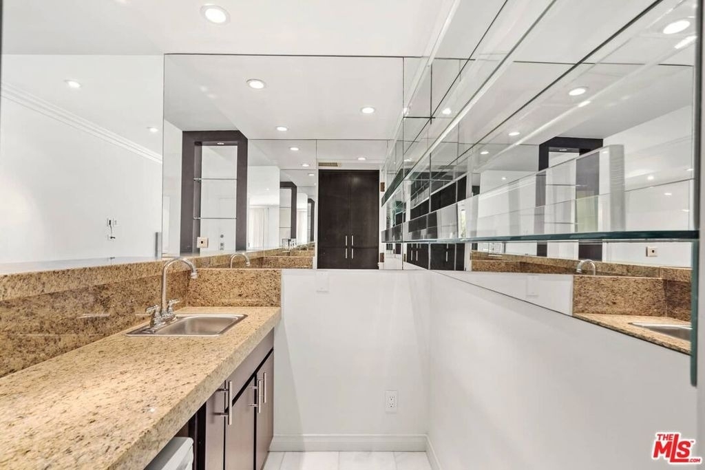 1210 N Kings Road - Photo 4