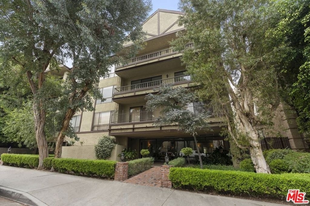 1210 N Kings Road - Photo 0