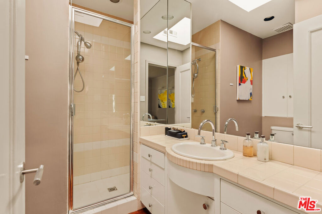 1516 N Genesee Avenue - Photo 15