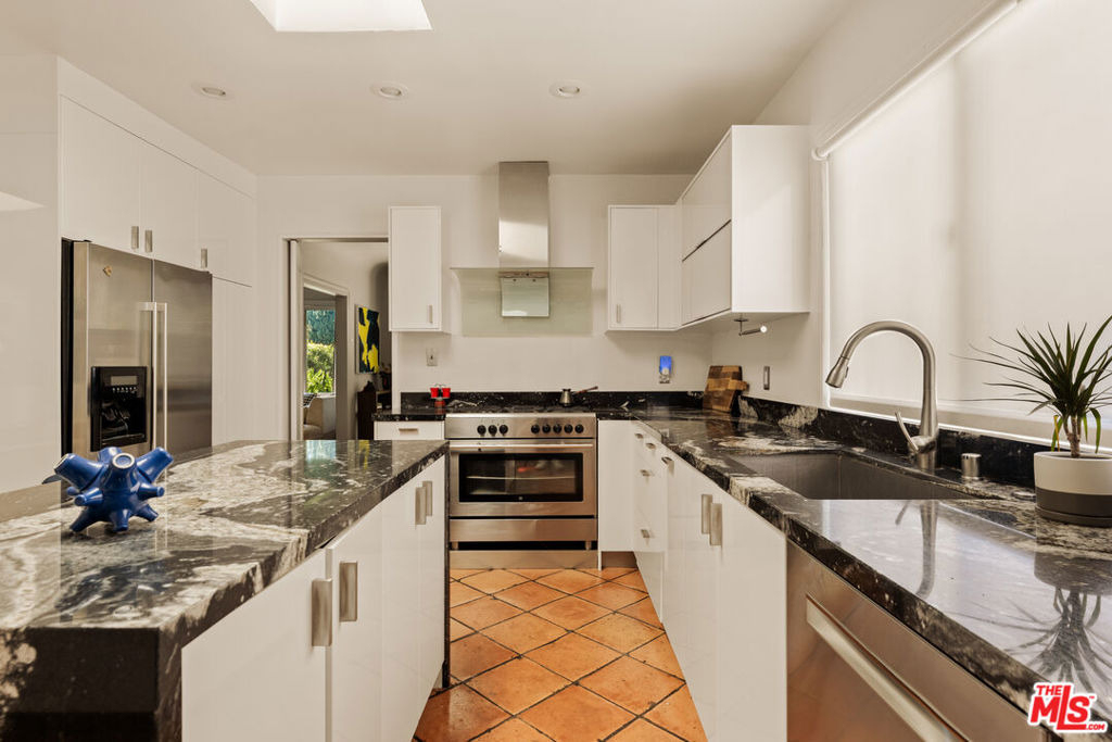 1516 N Genesee Avenue - Photo 8