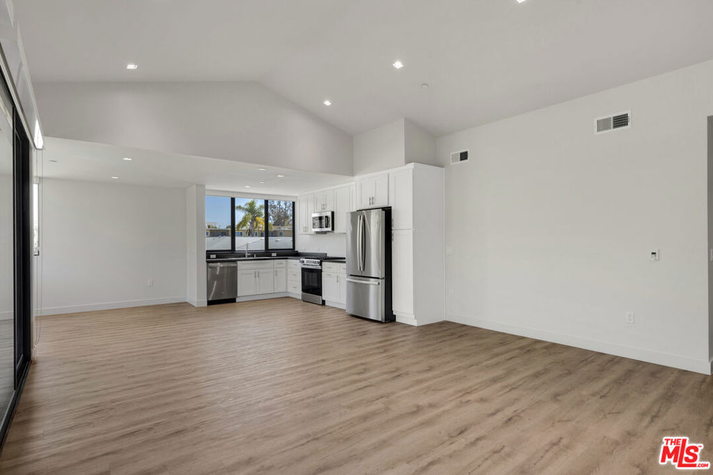 153 San Vicente Boulevard - Photo 2