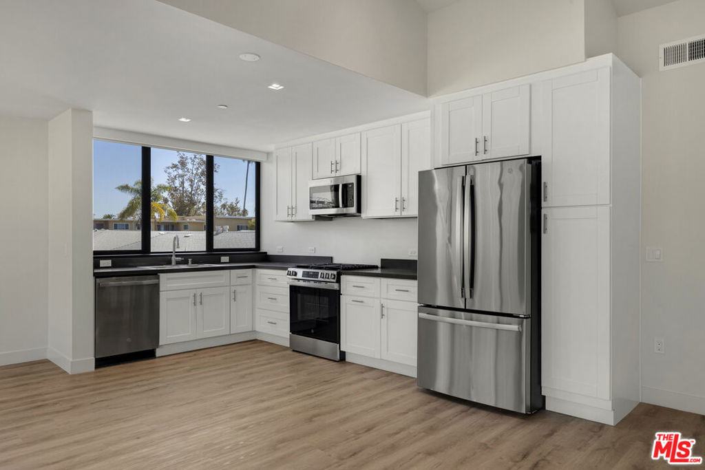 153 San Vicente Boulevard - Photo 3