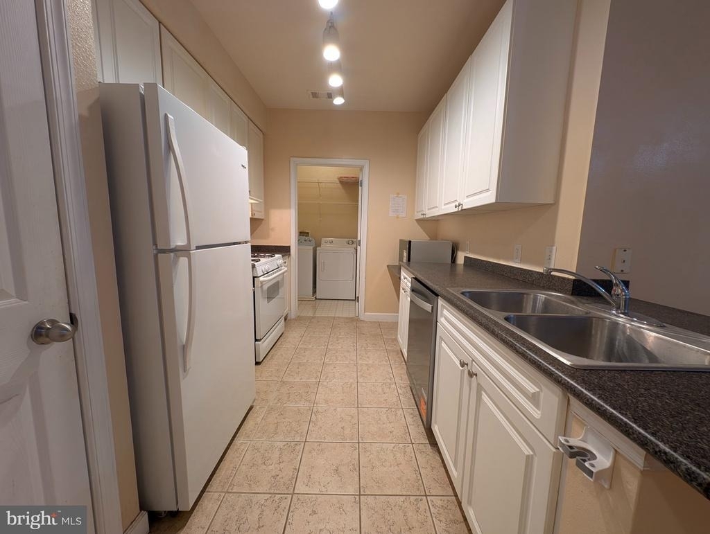 501 Hungerford Drive - Photo 2