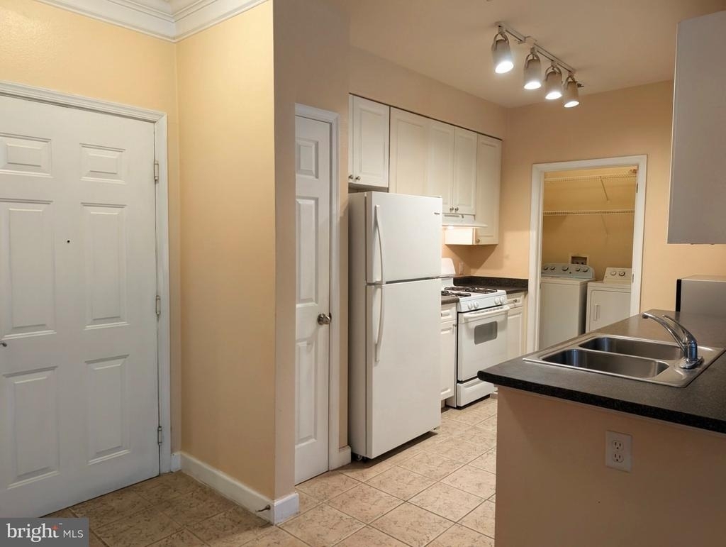 501 Hungerford Drive - Photo 3