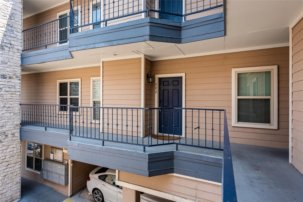 2414 Longview St - Photo 3
