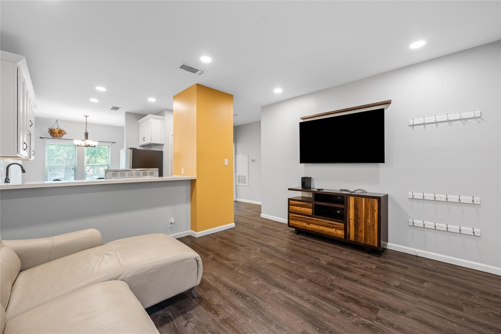 2414 Longview St - Photo 7