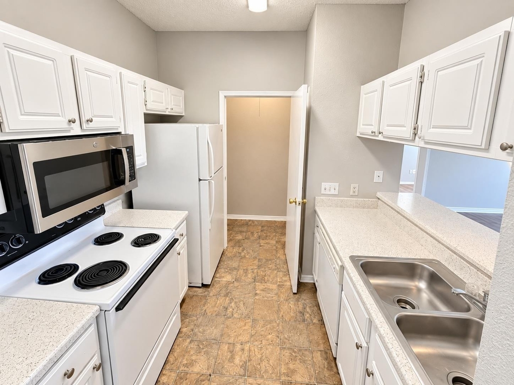 12166 Metric Blvd - Photo 3
