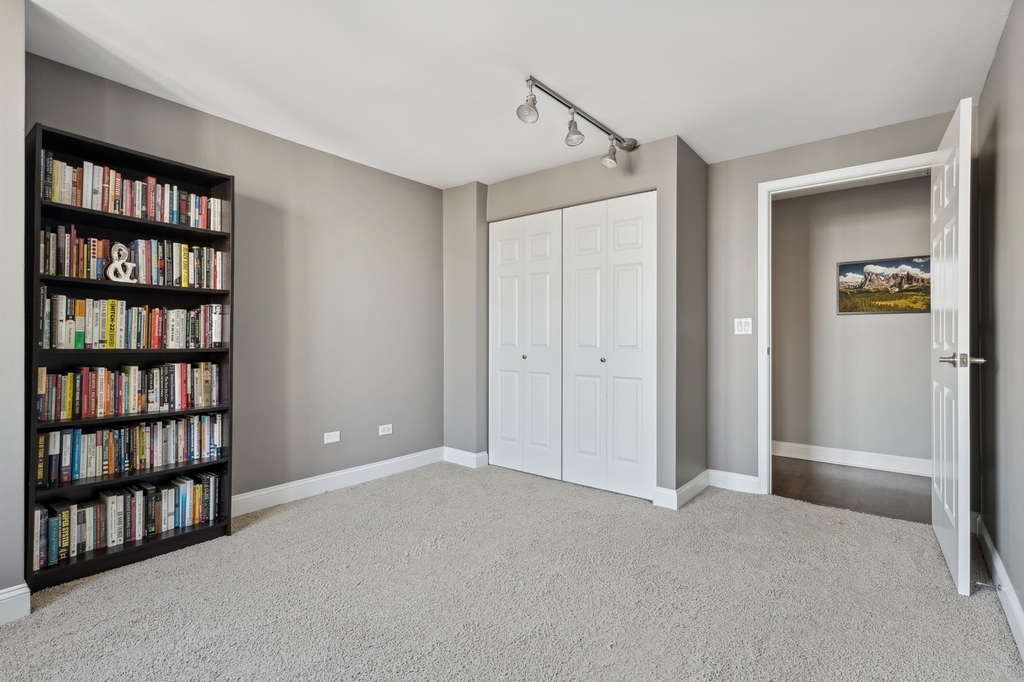 345 N Lasalle Drive - Photo 13