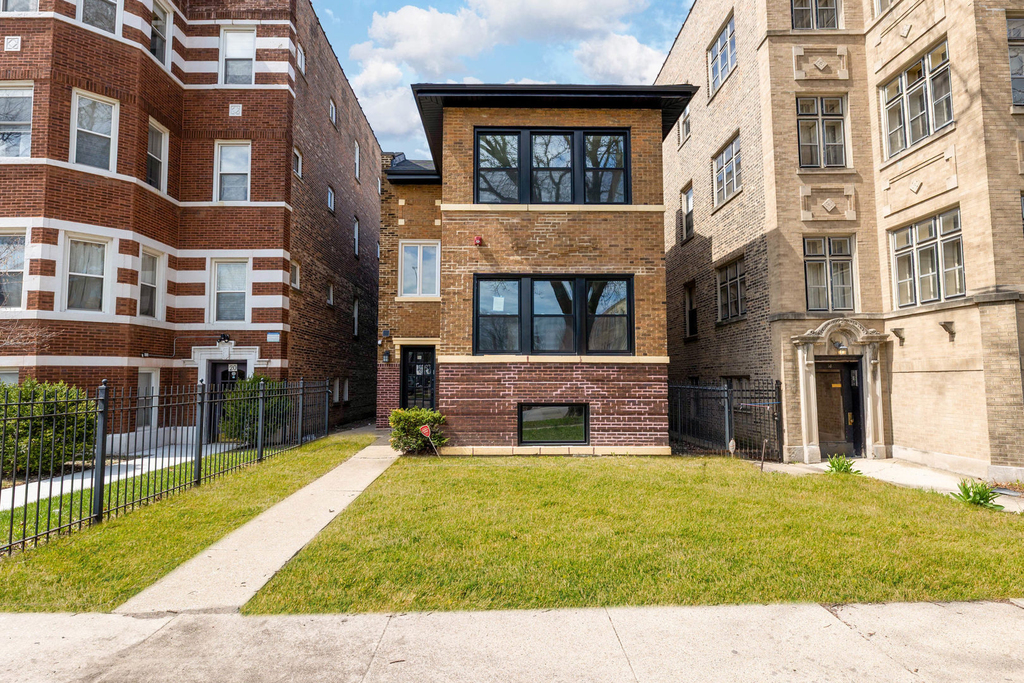 18 S Austin Boulevard - Photo 0