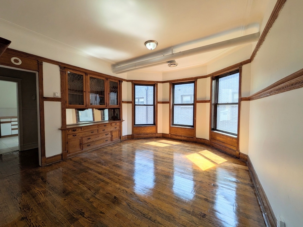 4943 N Winthrop Avenue - Photo 1