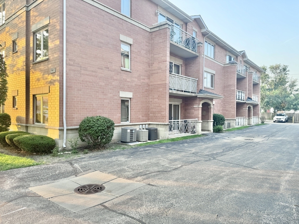 5965 N Northwest Highway - Photo 0
