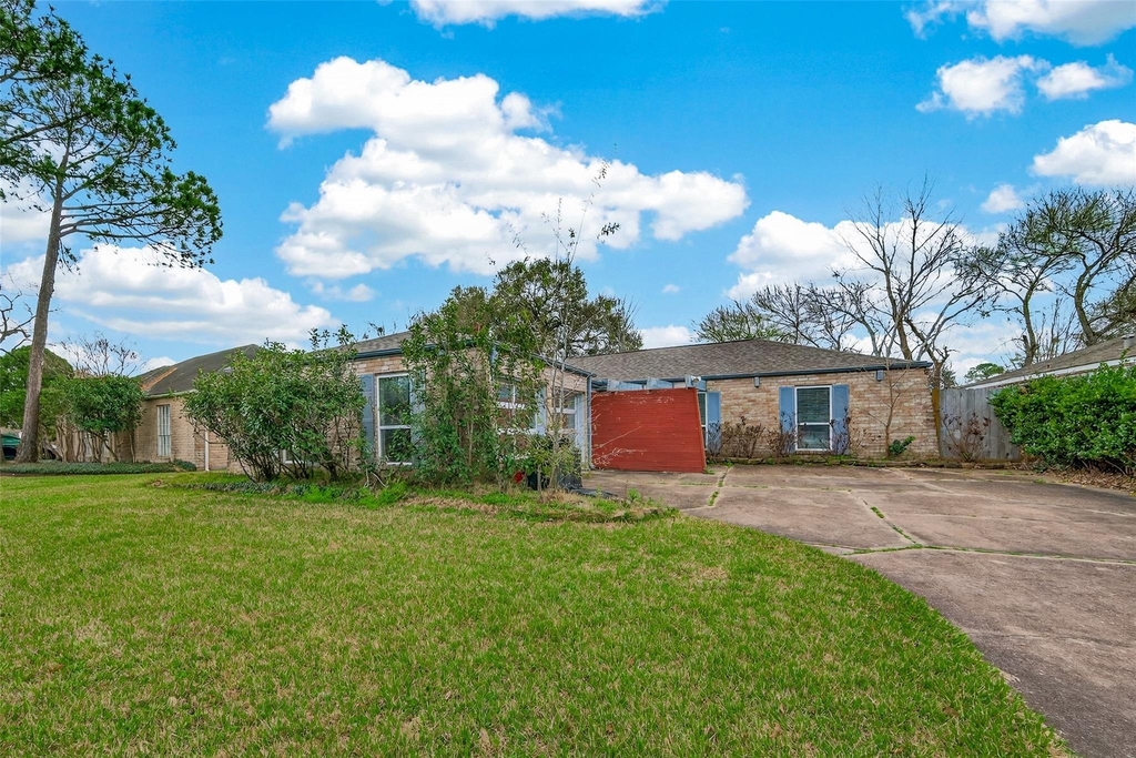 2130 Round Lake Drive - Photo 2