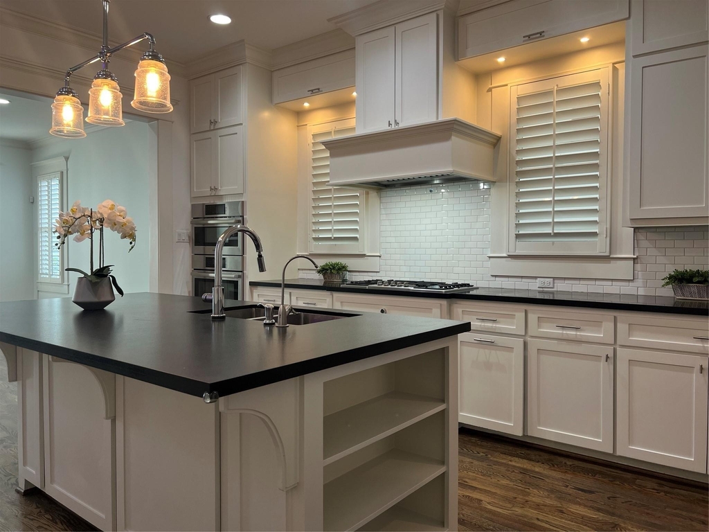 216 W 24th Street - Photo 4