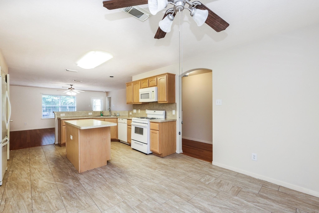 1006 Harrisburg Court - Photo 5
