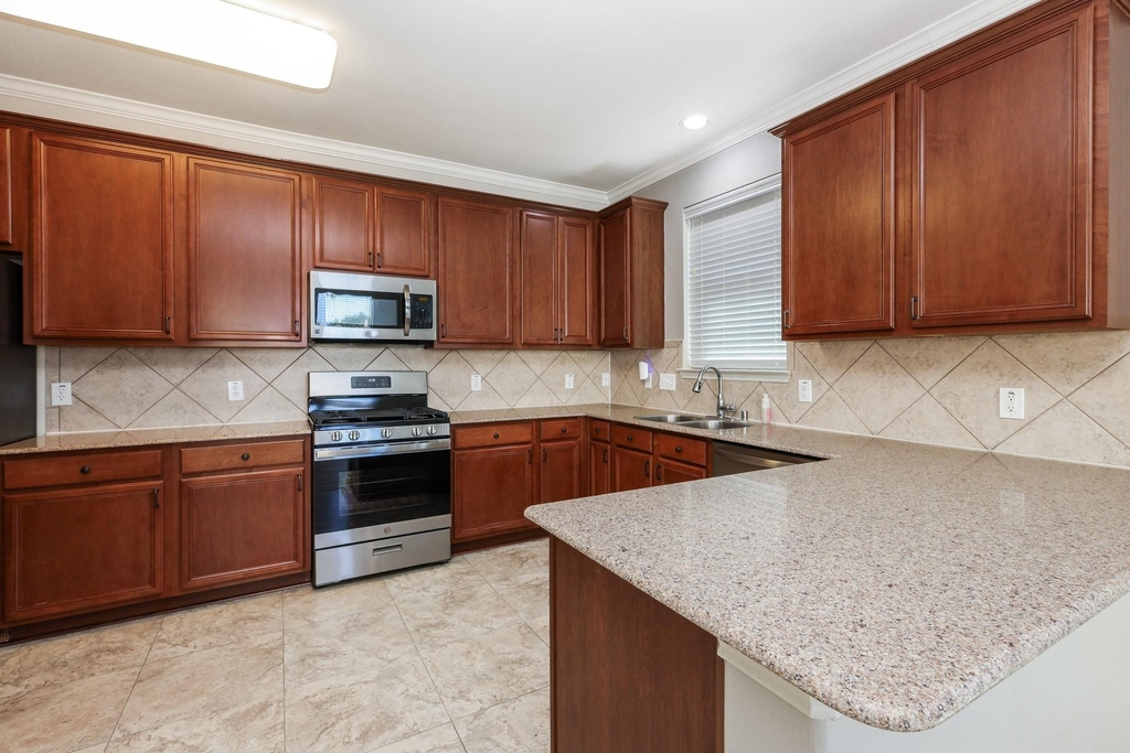 16021 Summerville Lake Drive - Photo 10