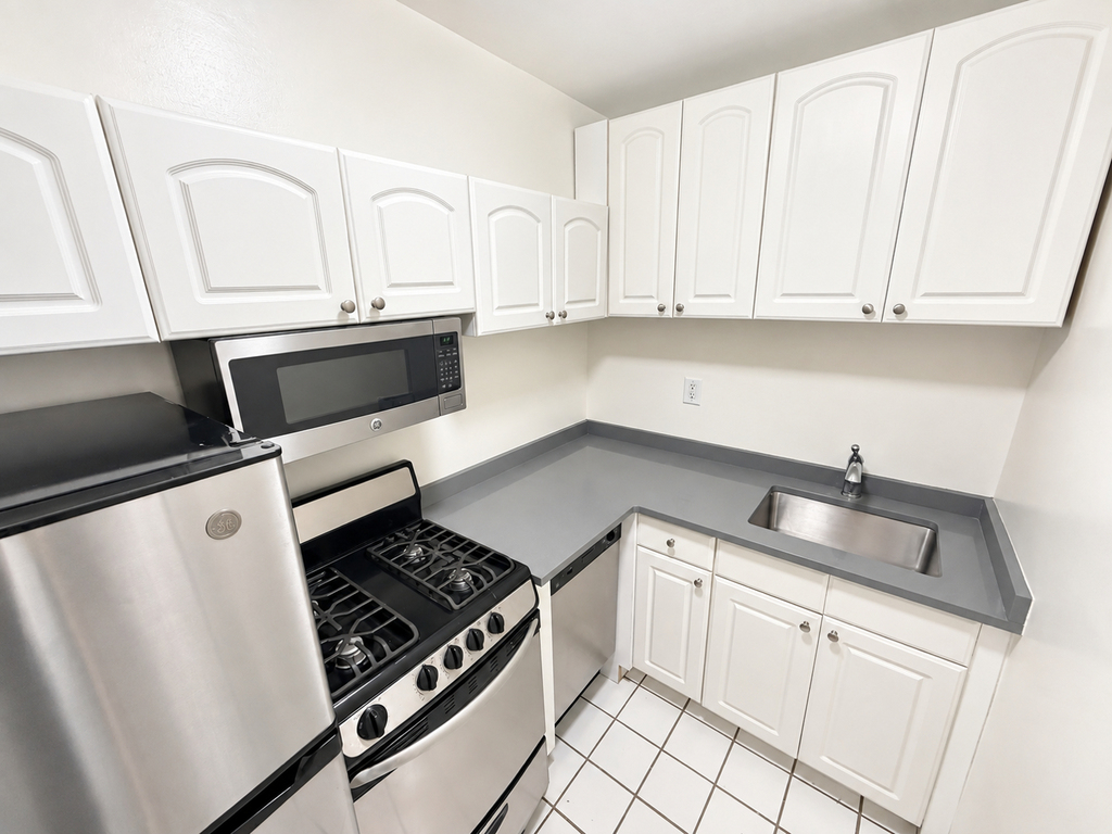 236 East 36th Street - Photo 2