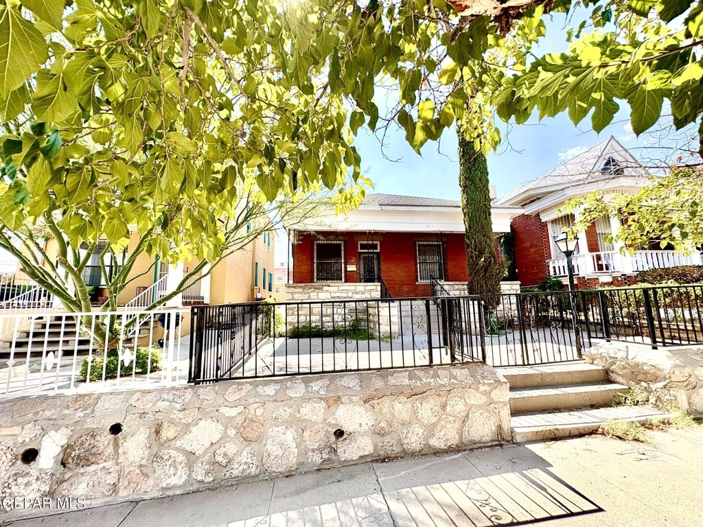 1219 N Laurel Street - Photo 0