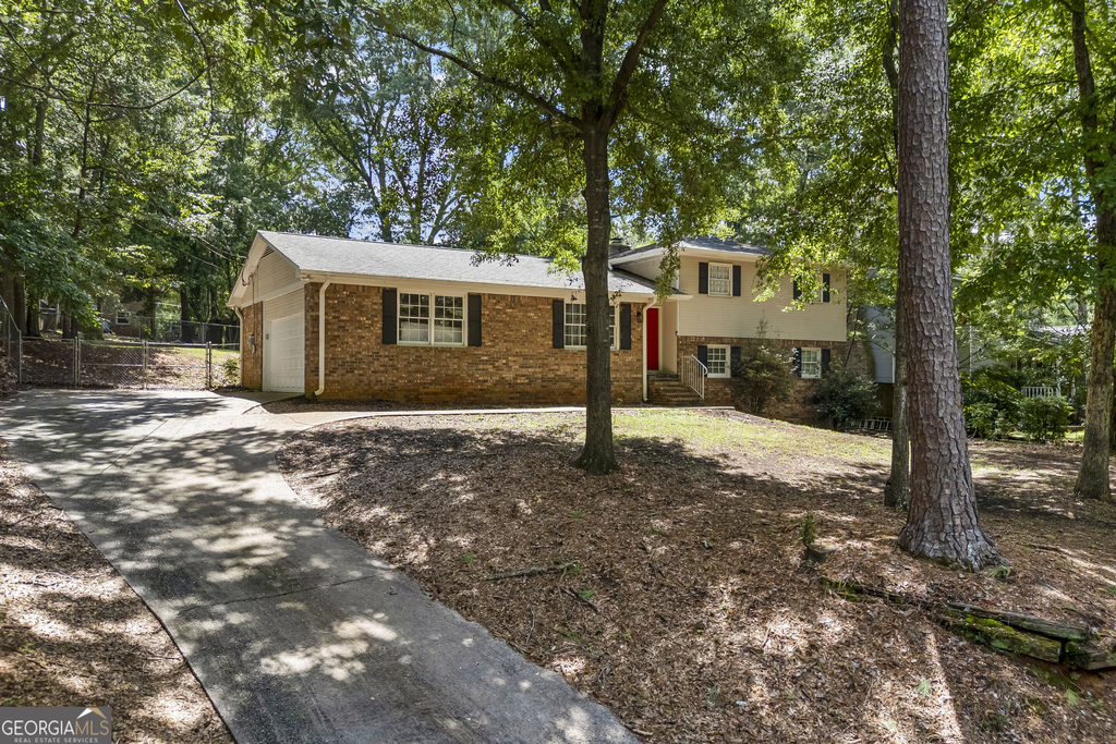 527 University Circle - Photo 1