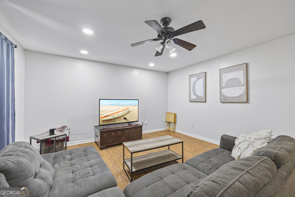 527 University Circle - Photo 4