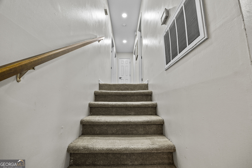 527 University Circle - Photo 9