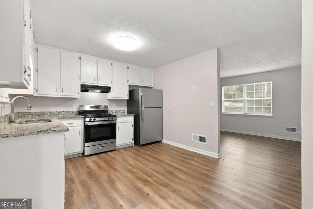 2741 Oxford Drive - Photo 2