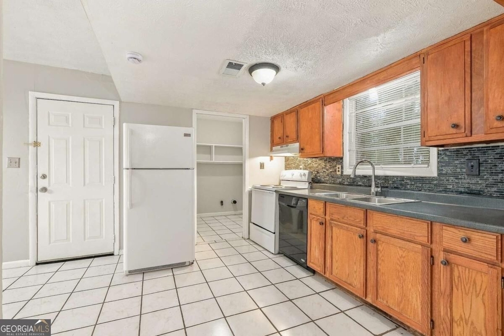 1166 Shoreham Drive - Photo 3