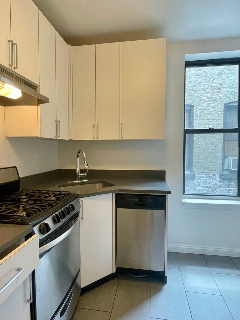  East 88th Street / Park Avenue - Photo 3