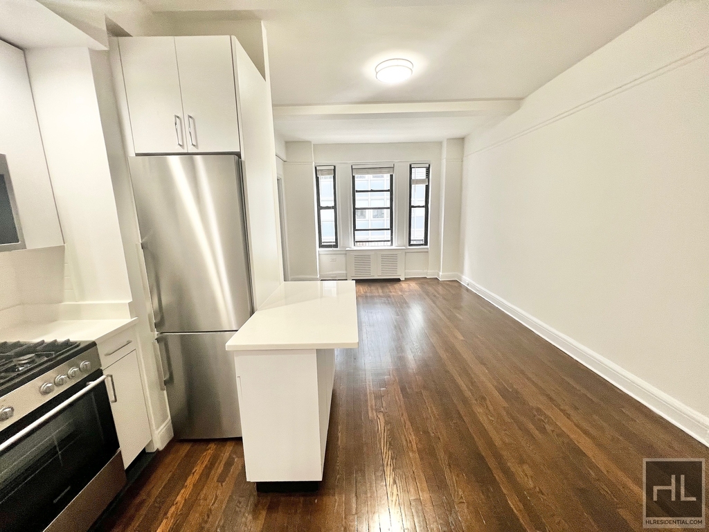 East 46 Street - Photo 0