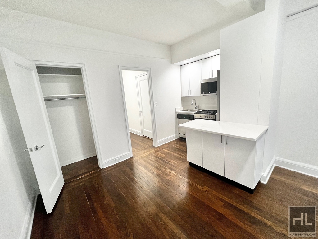 East 46 Street - Photo 1
