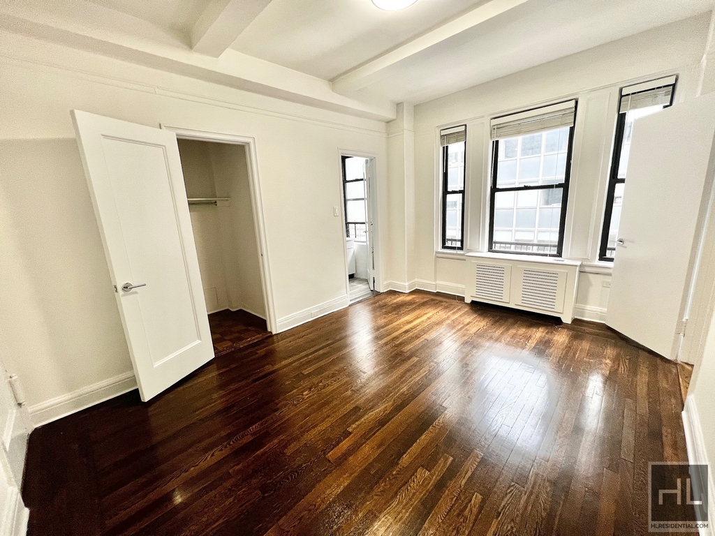 East 46 Street - Photo 2
