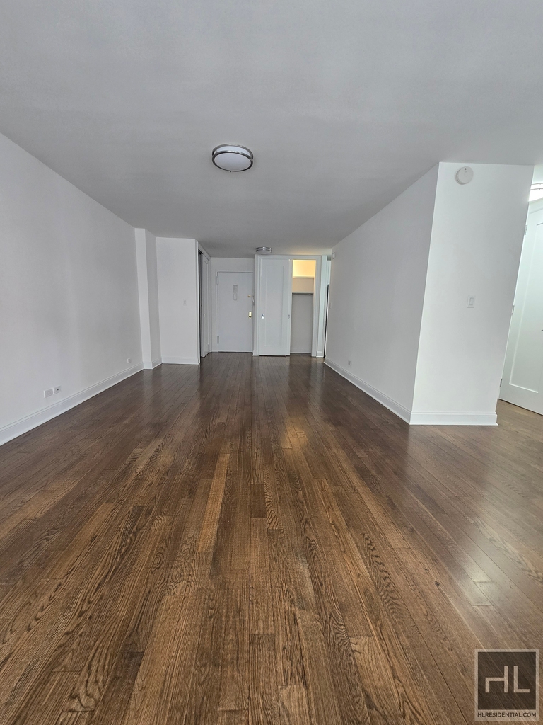 5 Avenue - Photo 2