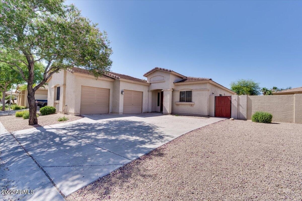 902 E Madeline Drive - Photo 0
