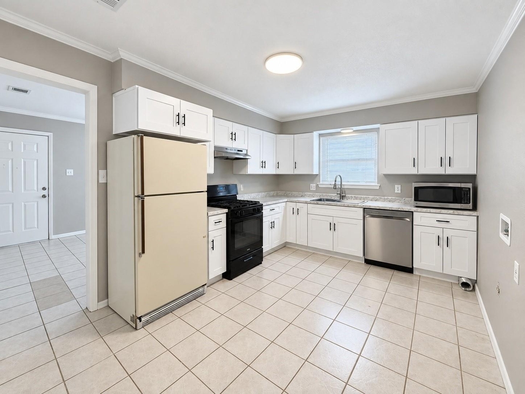 1613 N College Street - Photo 5