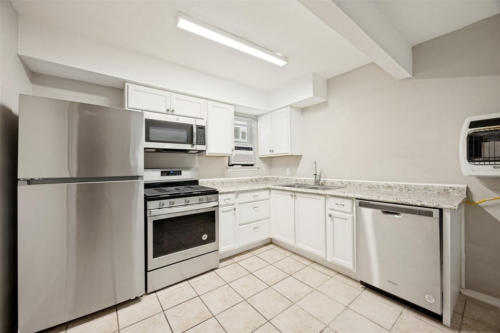 1001 W Elm Street - Photo 3