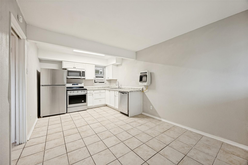 1001 W Elm Street - Photo 4