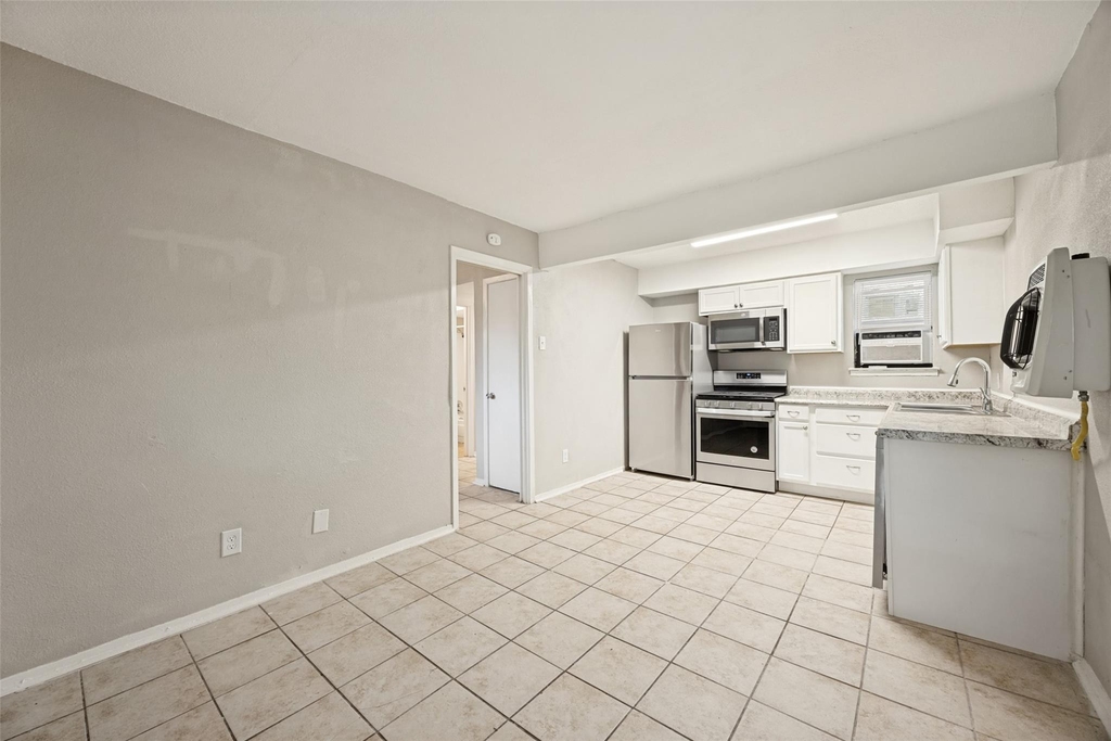 1001 W Elm Street - Photo 1