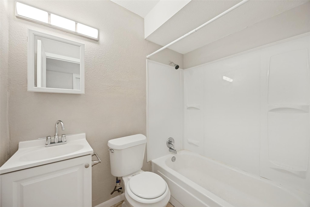 1001 W Elm Street - Photo 9