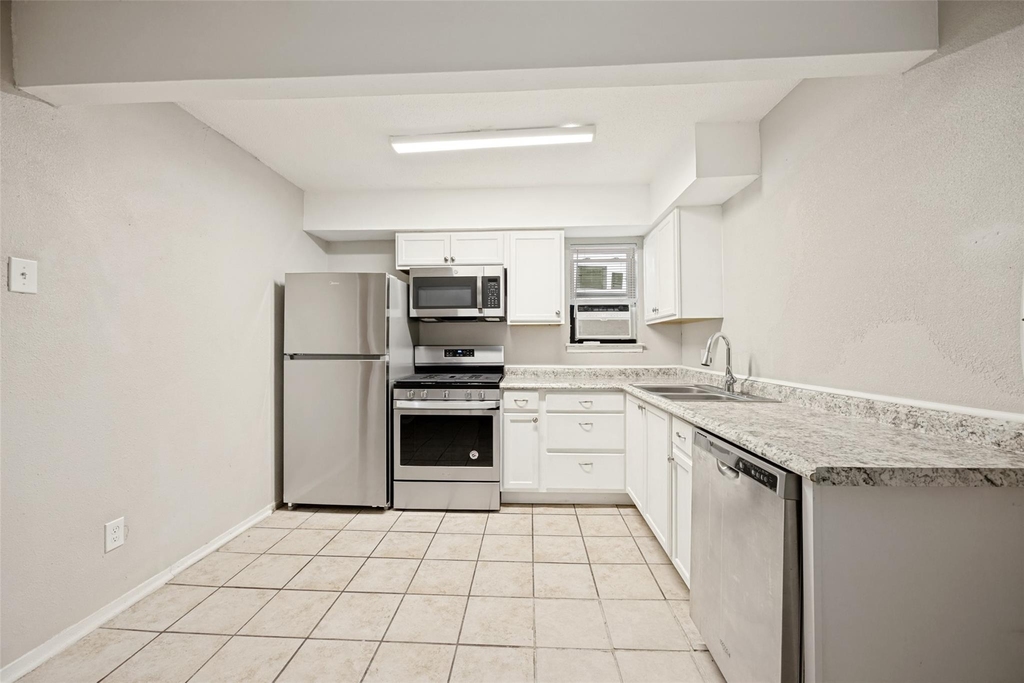 1001 W Elm Street - Photo 0