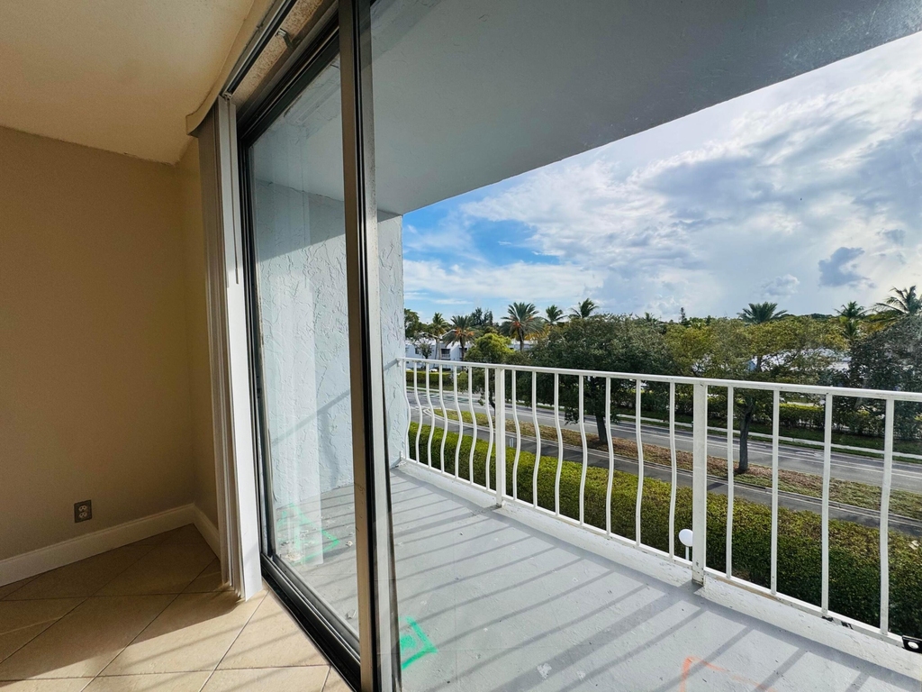 500 Executive Center Drive - Photo 4