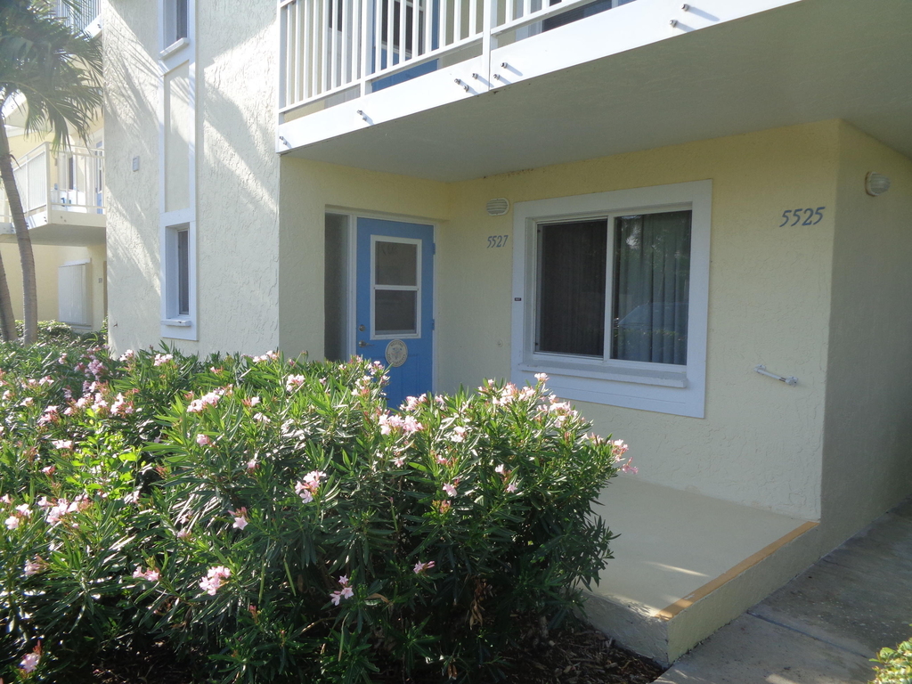 5527 Ne Gulfstream Way - Photo 0