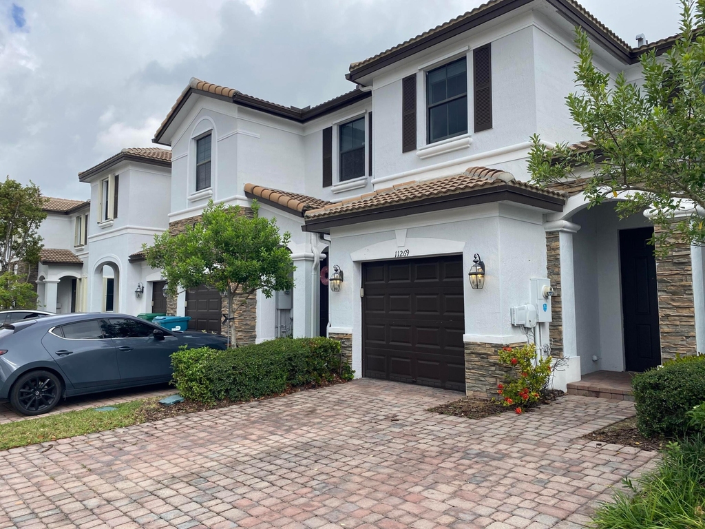 11269 Nw 88th Street - Photo 1