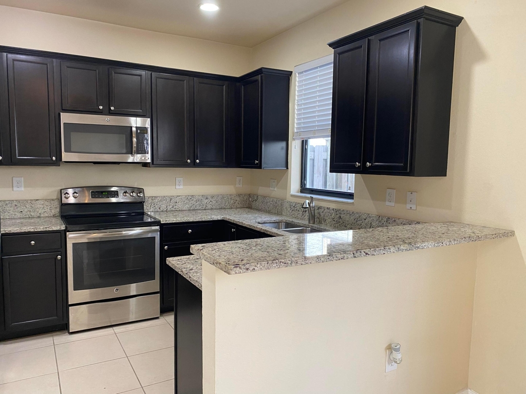 11269 Nw 88th Street - Photo 3