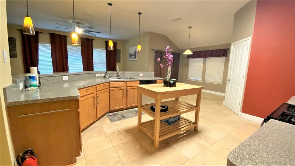 835 Roaring Springs Road - Photo 3